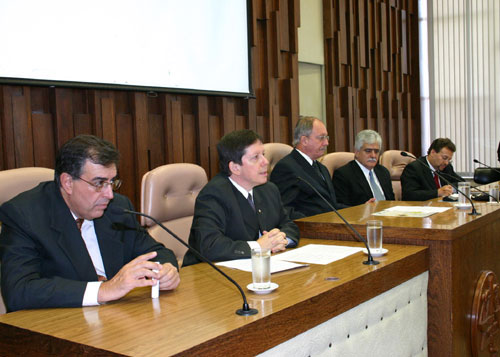 Juiz João Alberto de Almeida, presidente da Amatra3; juiz José Roberto Freire Pimenta, diretor da Escola Judicial; juiz Tarcísio Giboski, presidente do TRT; juiz Márcio Flávio Salem Vidigal e juiz Cléber Lúcio de Almeida